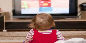 وابستگی به تلویزیون در کودکان؛ اثرات منفی و راهکارهای درمان