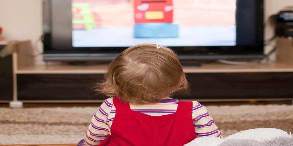 شما در حال مشاهده هستید وابستگی به تلویزیون در کودکان؛ اثرات منفی و راهکارهای درمان