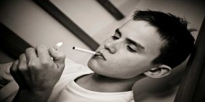 اعتیاد به مواد مخدر در سن نوجوانی؛ عوامل، علائم و راه‌های جلوگیری