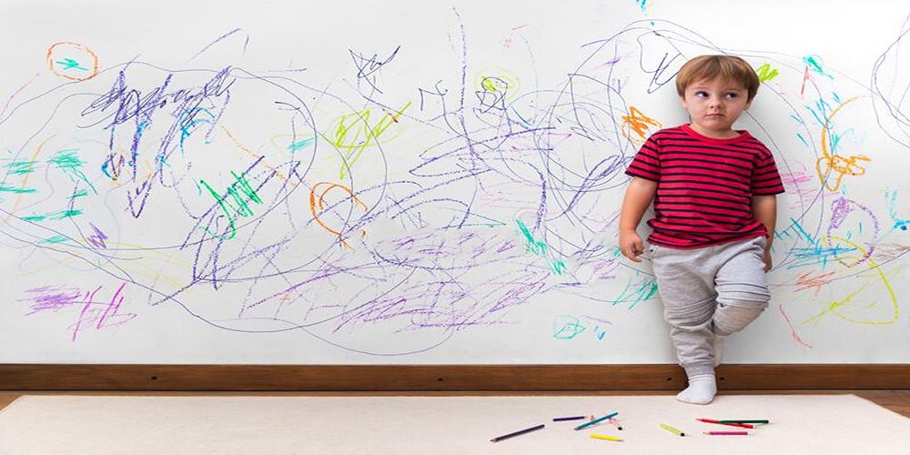 نقاشی کشیدن بر روی دیوار در کودکان