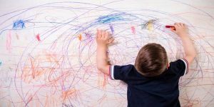 چرا کودکان به نقاشی کشیدن بر روی دیوار علاقه‌مند هستند؟